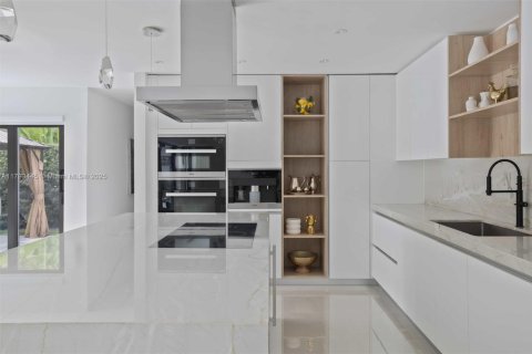 House in Coral Gables, Florida 4 bedrooms, 373 sq.m. № 1726382 - photo 25