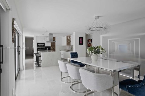 House in Coral Gables, Florida 4 bedrooms, 373 sq.m. № 1726382 - photo 27