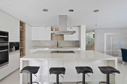 House in Coral Gables, Florida 4 bedrooms, 373 sq.m. № 1726382 - photo 19