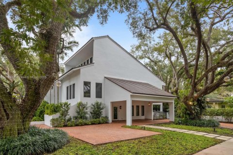House in Coral Gables, Florida 4 bedrooms, 373 sq.m. № 1726382 - photo 2