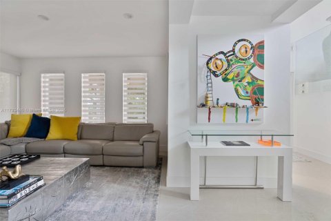 House in Coral Gables, Florida 4 bedrooms, 373 sq.m. № 1726382 - photo 7