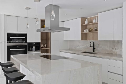 House in Coral Gables, Florida 4 bedrooms, 373 sq.m. № 1726382 - photo 18