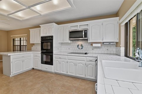 House in Winter Haven, Florida 4 bedrooms, 293.11 sq.m. № 2211195 - photo 11