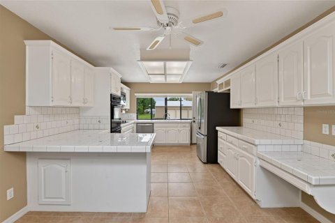 House in Winter Haven, Florida 4 bedrooms, 293.11 sq.m. № 2211195 - photo 9