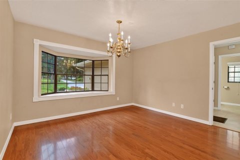 House in Winter Haven, Florida 4 bedrooms, 293.11 sq.m. № 2211195 - photo 17
