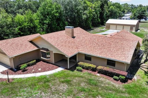 House in Winter Haven, Florida 4 bedrooms, 293.11 sq.m. № 2211195 - photo 3
