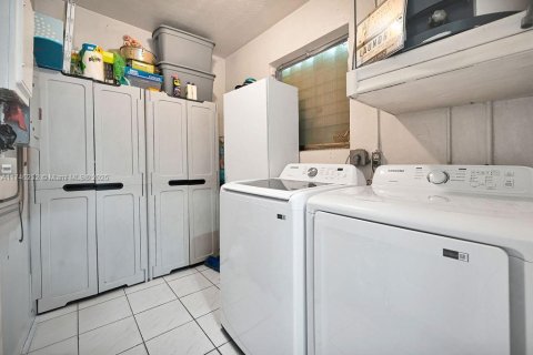 House in Hallandale Beach, Florida 2 bedrooms, 78.04 sq.m. № 1864926 - photo 12