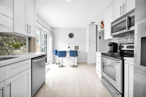 House in Hallandale Beach, Florida 2 bedrooms, 78.04 sq.m. № 1864926 - photo 10
