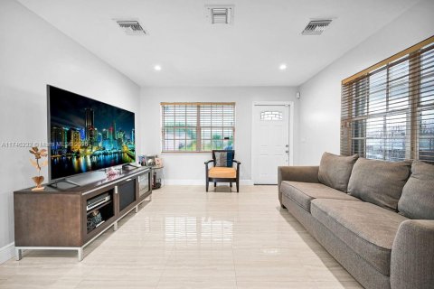 House in Hallandale Beach, Florida 2 bedrooms, 78.04 sq.m. № 1864926 - photo 6