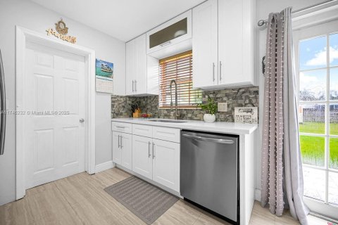 House in Hallandale Beach, Florida 2 bedrooms, 78.04 sq.m. № 1864926 - photo 8
