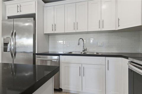 Townhouse in Homestead, Florida 4 bedrooms, 142.6 sq.m. № 1994086 - photo 3