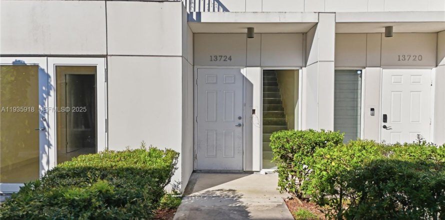 Townhouse in Homestead, Florida 4 bedrooms, 142.6 sq.m. № 1994086