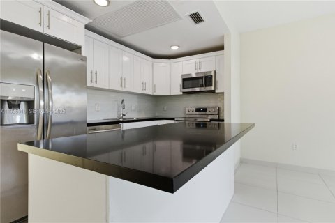 Townhouse in Homestead, Florida 4 bedrooms, 142.6 sq.m. № 1994086 - photo 2