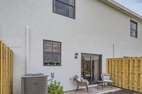 Townhouse in Florida City, Florida 3 bedrooms, 128.21 sq.m. № 1889521 - photo 22