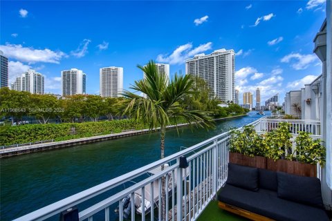 Condo in North Miami Beach, Florida, 2 bedrooms  № 2031793 - photo 29