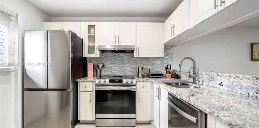 Condo in North Miami Beach, Florida, 2 bedrooms  № 2031793