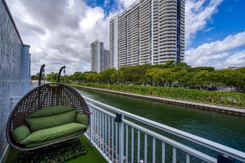 Condo in North Miami Beach, Florida, 2 bedrooms  № 2031793 - photo 30