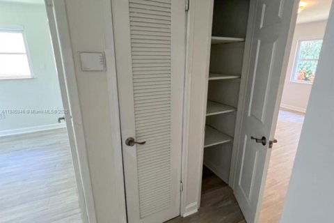 House in El Portal, Florida 3 bedrooms, 143.44 sq.m. № 1931479 - photo 4