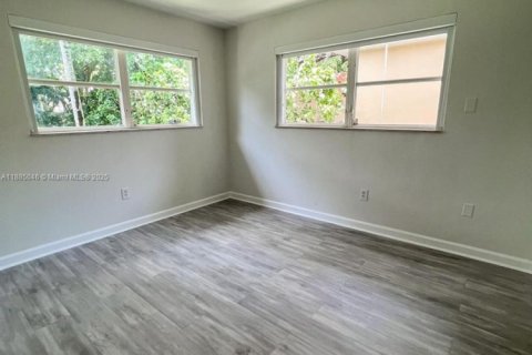 House in El Portal, Florida 3 bedrooms, 143.44 sq.m. № 1931479 - photo 6