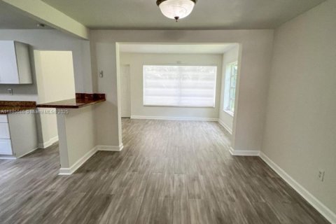 House in El Portal, Florida 3 bedrooms, 143.44 sq.m. № 1931479 - photo 8