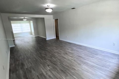 House in El Portal, Florida 3 bedrooms, 143.44 sq.m. № 1931479 - photo 13