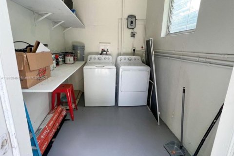 House in El Portal, Florida 3 bedrooms, 143.44 sq.m. № 1931479 - photo 3