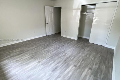 House in El Portal, Florida 3 bedrooms, 143.44 sq.m. № 1931479 - photo 2