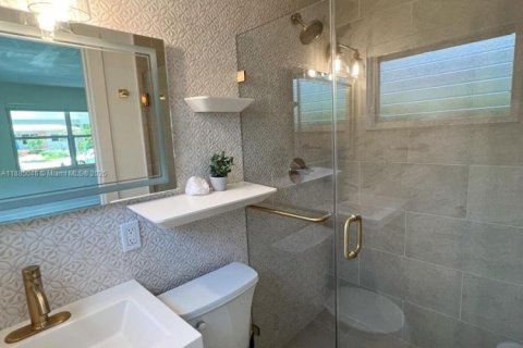 House in El Portal, Florida 3 bedrooms, 143.44 sq.m. № 1931479 - photo 11