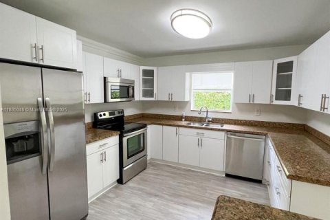 House in El Portal, Florida 3 bedrooms, 143.44 sq.m. № 1931479 - photo 10