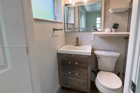 House in El Portal, Florida 3 bedrooms, 143.44 sq.m. № 1931479 - photo 12