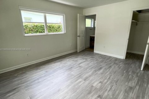 House in El Portal, Florida 3 bedrooms, 143.44 sq.m. № 1931479 - photo 14