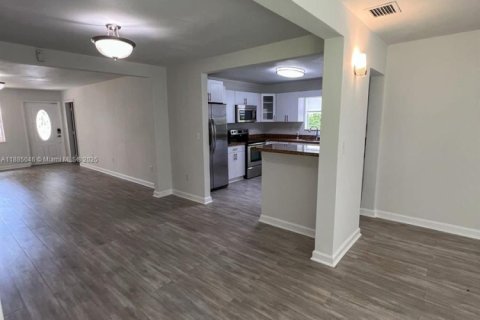 House in El Portal, Florida 3 bedrooms, 143.44 sq.m. № 1931479 - photo 9