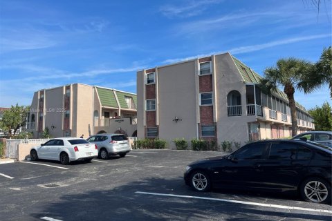 Condo in Deerfield Beach, Florida, 1 bedroom  № 1970338 - photo 17