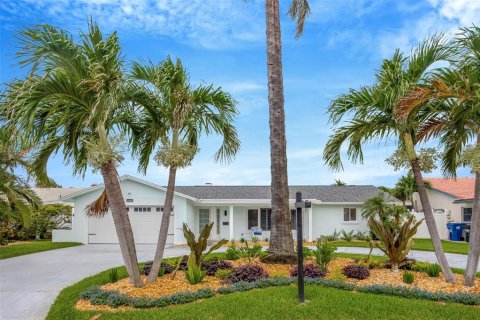Casa en Saint Pete Beach, Florida 3 dormitorios, 215.35 m2 № 1816247