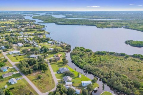 House in Punta Gorda, Florida 2 bedrooms, 103.86 sq.m. № 2391569 - photo 5