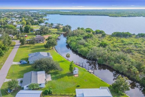 House in Punta Gorda, Florida 2 bedrooms, 103.86 sq.m. № 2391569 - photo 3