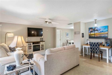 House in Punta Gorda, Florida 2 bedrooms, 103.86 sq.m. № 2391569 - photo 21