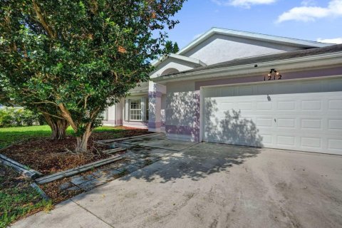 House in Port St. Lucie, Florida 8 bedrooms, 193.89 sq.m. № 2154969 - photo 3