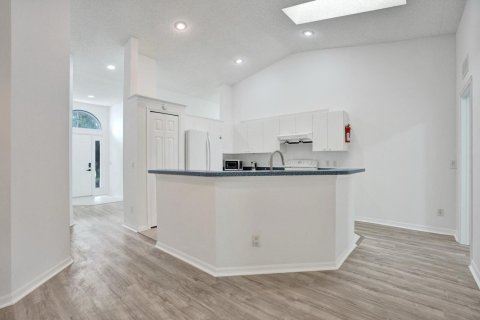 House in Port St. Lucie, Florida 8 bedrooms, 193.89 sq.m. № 2154969 - photo 6