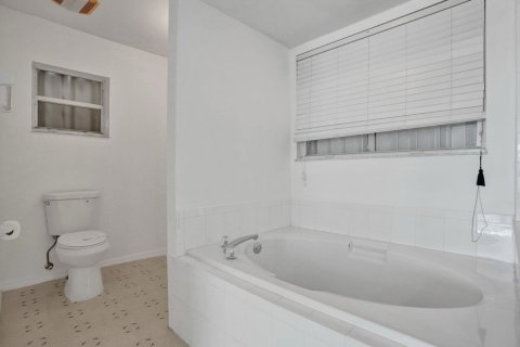 House in Port St. Lucie, Florida 8 bedrooms, 193.89 sq.m. № 2154969 - photo 19