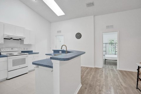 House in Port St. Lucie, Florida 8 bedrooms, 193.89 sq.m. № 2154969 - photo 4