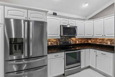 House in The Villages, Florida 3 bedrooms, 177.72 sq.m. № 2230843 - photo 24