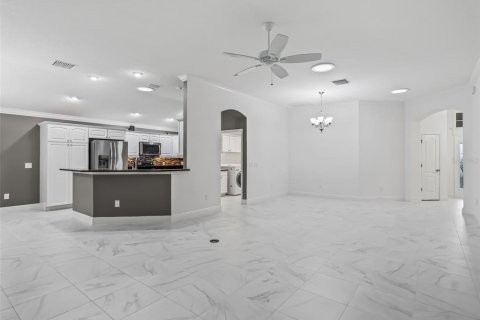 House in The Villages, Florida 3 bedrooms, 177.72 sq.m. № 2230843 - photo 16