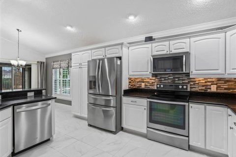 House in The Villages, Florida 3 bedrooms, 177.72 sq.m. № 2230843 - photo 26