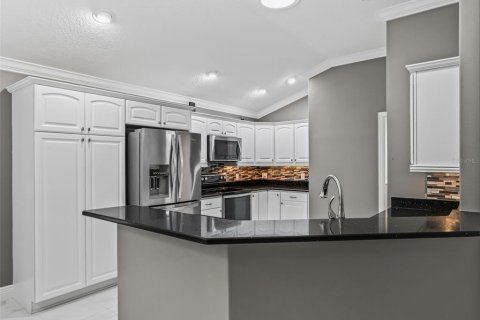 House in The Villages, Florida 3 bedrooms, 177.72 sq.m. № 2230843 - photo 22