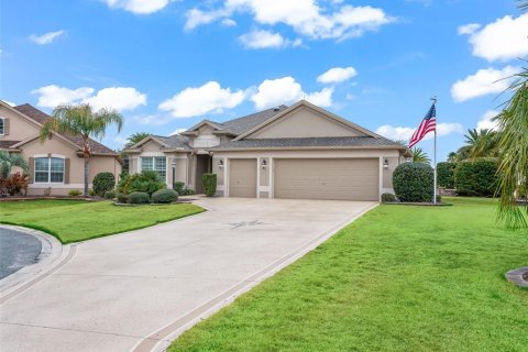 House in The Villages, Florida 3 bedrooms, 177.72 sq.m. № 2230843 - photo 6