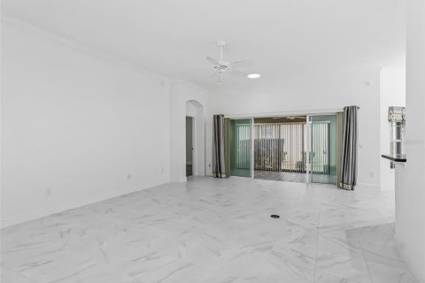 House in The Villages, Florida 3 bedrooms, 177.72 sq.m. № 2230843 - photo 14