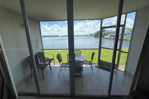Condo in Miami, Florida, 2 bedrooms № 2248159 - photo 3
