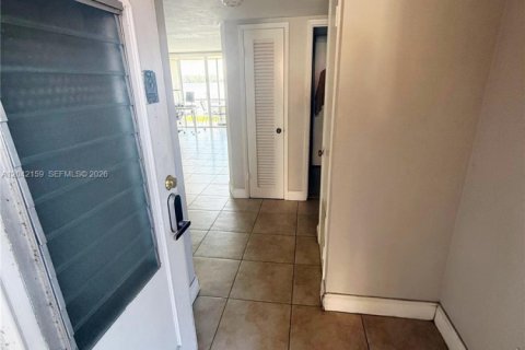 Condo in Miami, Florida, 2 bedrooms № 2248159 - photo 6