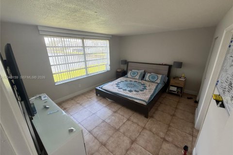 Condo in Miami, Florida, 2 bedrooms № 2248159 - photo 5